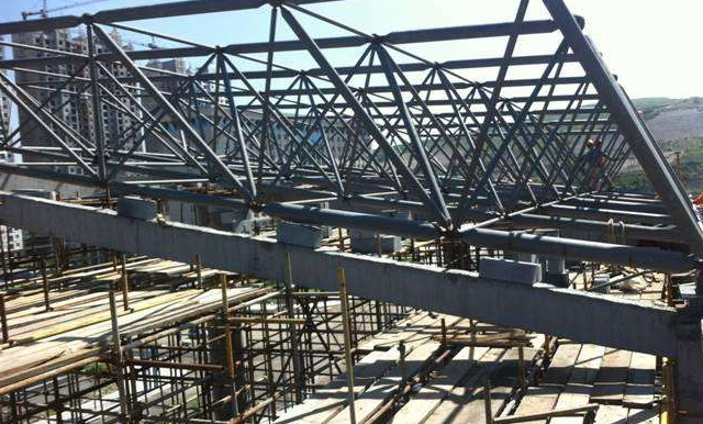 南充简述网架公司的黑色压型钢板的吊装步履